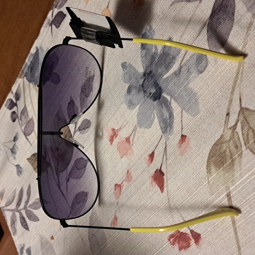 SALE Simply Vera sun glasses - Picture 3 of 4
